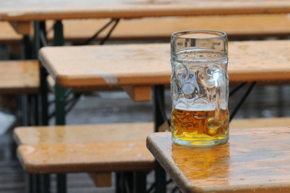 Völlig unvermittelt traf den 49-Jährigen ein Maßkrug. (Symbolbild)