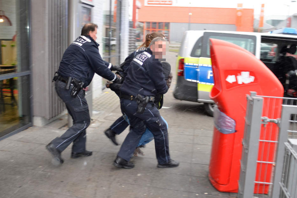 Der barfüßige Mann konnte von der Polizei unter Kontrolle gebracht werden.