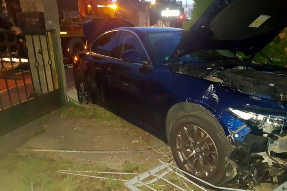 Das Auto durchbrach den Zaun und kam auf einem Grundstück zum Stehen.