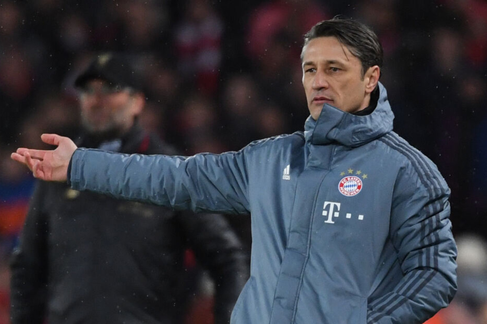 Trainer Niko Kovac von München gestikuliert an der Seitenlinie. Im Spiel dürfen Hände nicht eingesetzt werden.