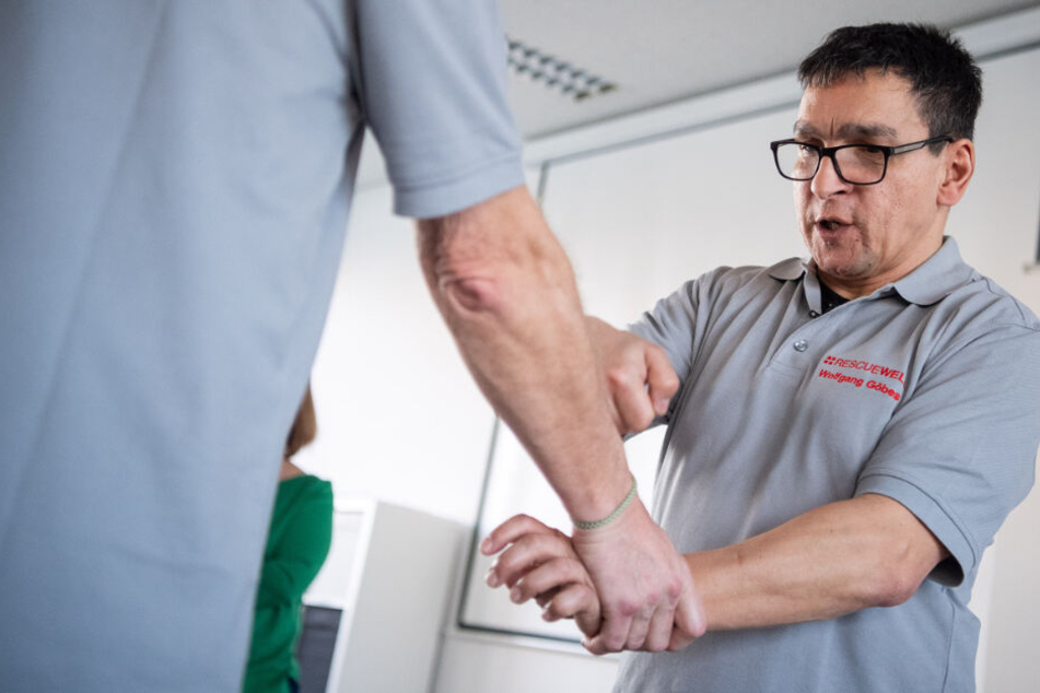 Wolfgang Göbes, Trainer für Selbstverteidigung zeigt wie man sich aus einem Griff an das Handgelenk befreien kann.