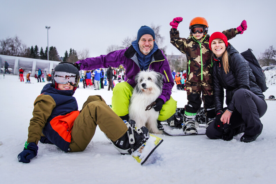 Das Gute ist doch recht nah: Familie Schwarz kam aus dem rund 50 Kilometer nördlich gelegenen Radebeul zum Snowboard-Üben nach Altenberg.