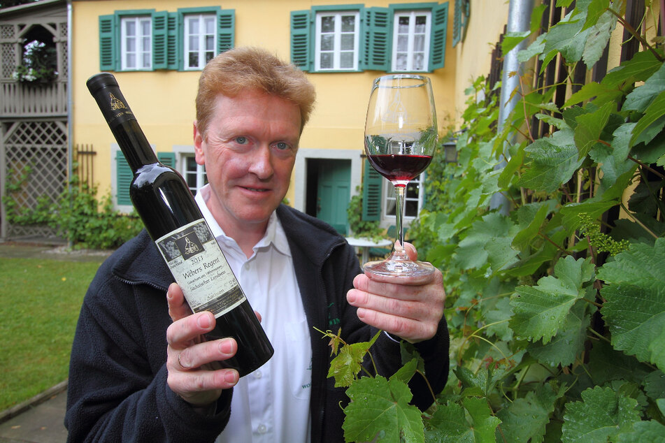 Winzer Wolfgang Winn lädt beim Weinfest zu guten Tropfen ein.