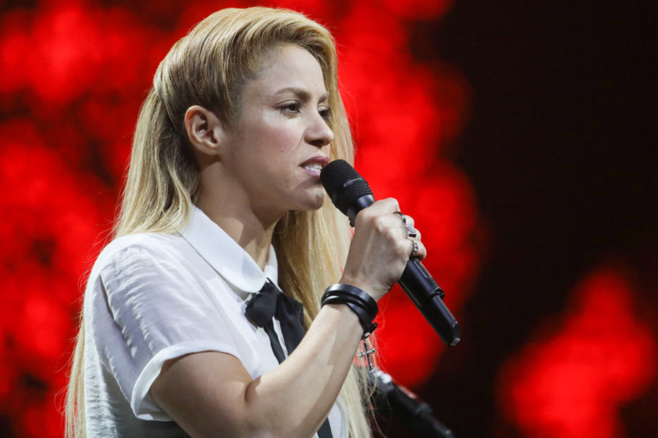 Shakira hat sich bei der Wahl ihres Schmuckdesigns in die Nesseln gesetzt.