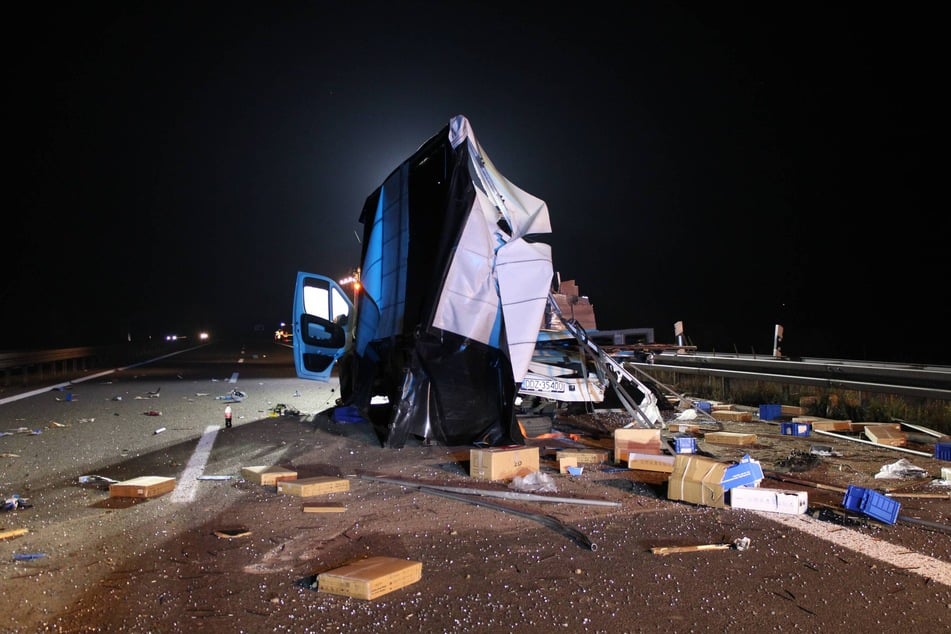 Der Fiat Ducato verlor seine komplette Ladung auf der Fahrbahn der A38.