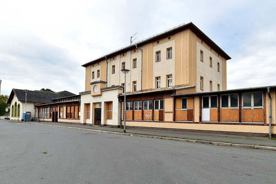 Steht seit zehn Jahren leer und verkommt immer mehr: Das Bahnhofsgebäude in Werdau.