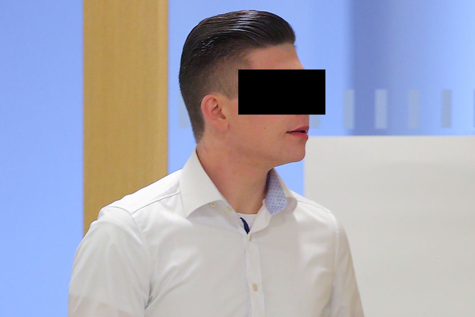 Jörg G. (19) schoss einen Vogel vom Baum!