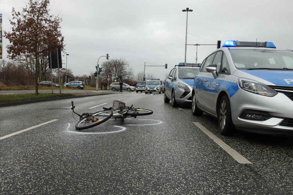 Das Fahrrad liegt auf der Straße.