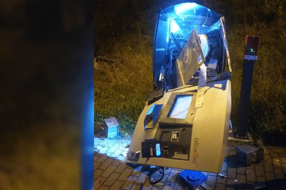 Am frühen Morgen wurde der Ticketautomat in der Regensburger Straße von Unbekannten gesprengt.