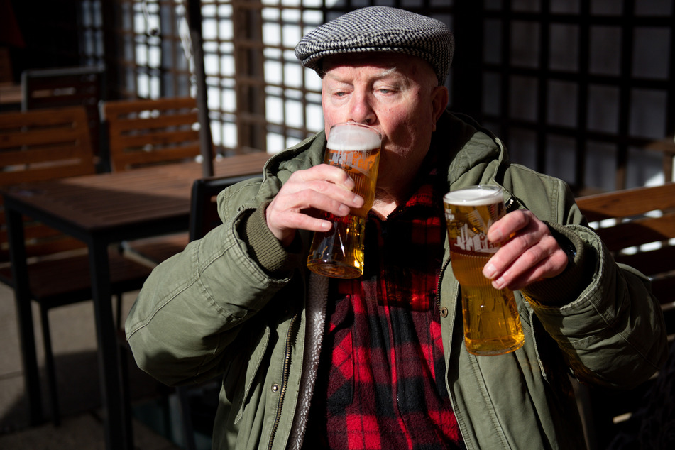 John Witts trinkt bei der Wiedereröffnung des Pubs "Figure of Eight" gleich zwei Bier.