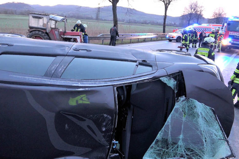 Der Kleinwagen blieb nach dem Crash auf der Seite liegen.