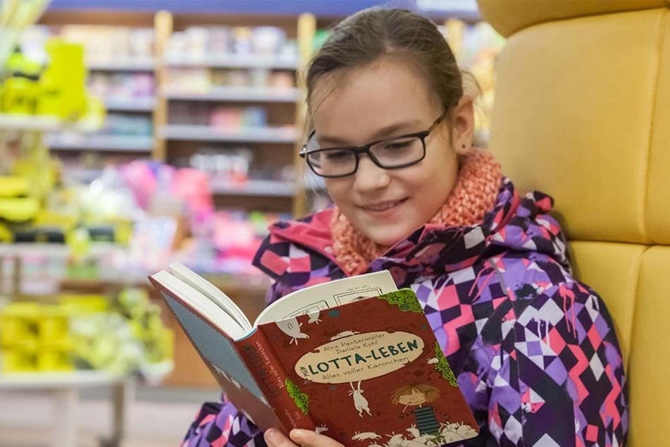 "Ich habe fast 100 Bücher": Mariella Nüßner(10) schmökert bei Thalia in "Lotta-Leben".