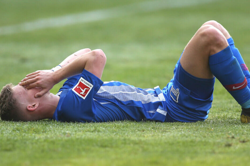 Maximilian Mittelstädt liegt nach der Pleite gegen Düsseldorf am Boden.