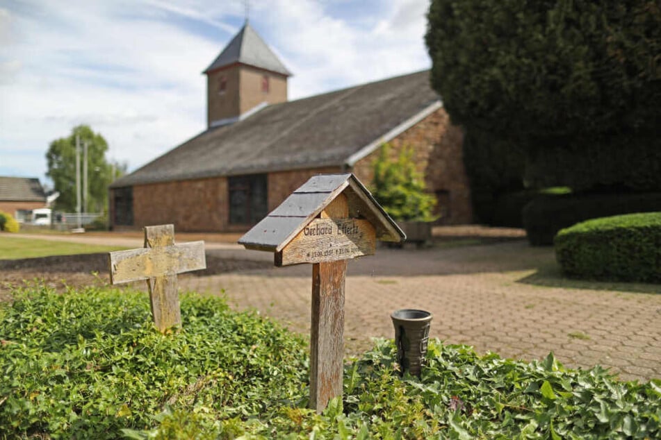 Die Kirch am Tagebau Hambach soll am Samstag entweiht werden.