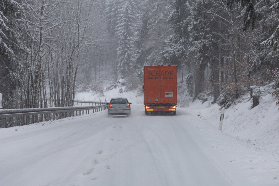 Mit schneebedeckten Straßen hatten Verkehrsteilnehmer im Ilm-Kreis zu kämpfen.