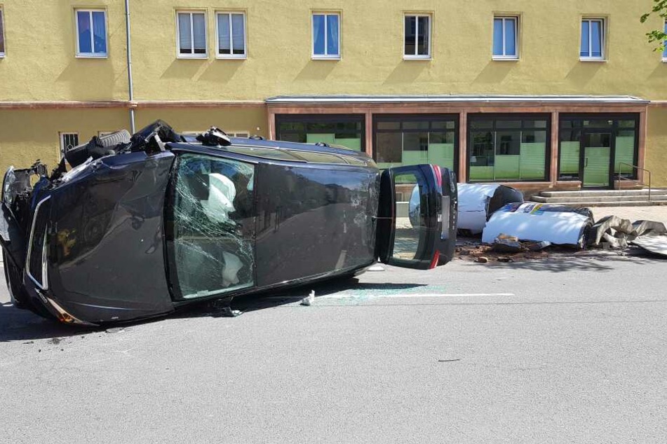 Der Seat krachte mit einer Litfaßsäule zusammen.