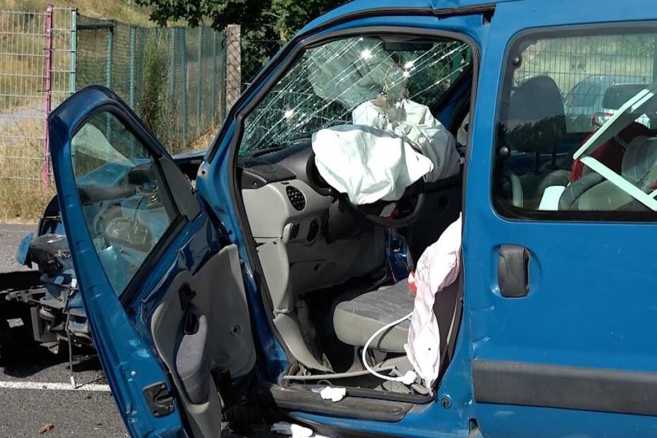 Der Citroen prallte gegen einen Baum.