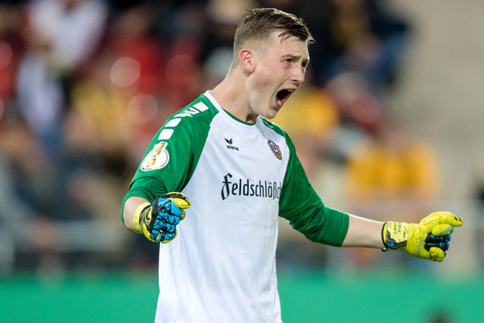 Jaaaaaa! Die Freude über den gehaltenen Schuss brüllt der Keeper einfach raus.