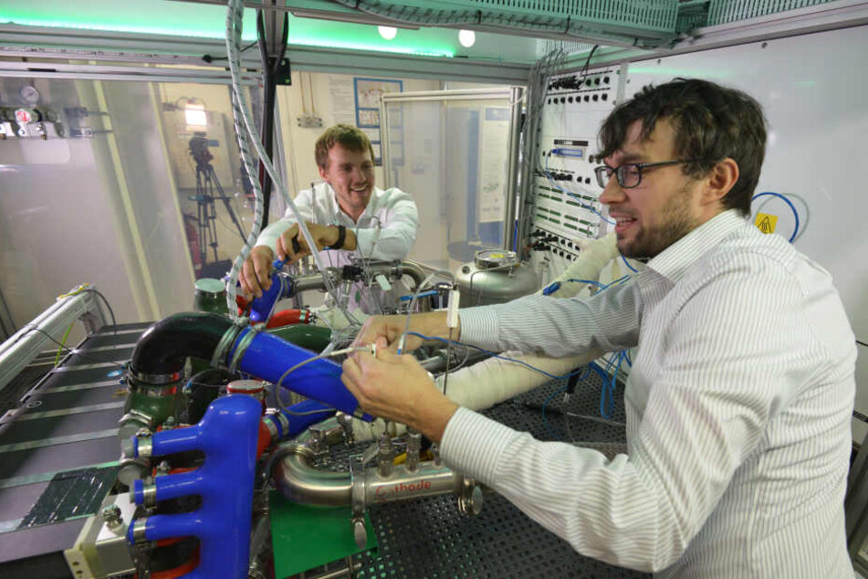 Vladimir Buday (34) und Projektleiter Andreas Heinrich (39) forschen am Prüfstand für Brennstoffzellen-Technologie.