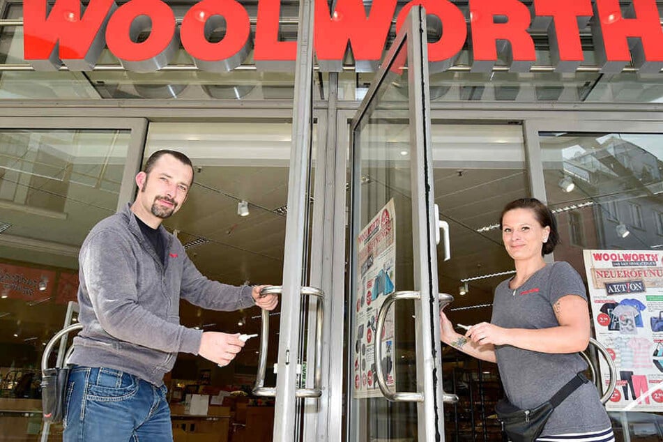 Die Kaufhauskette Woolworth - hier Filialleiter Stefan Peterhänsel und Sarah Richter - öffnet ihre Filiale.