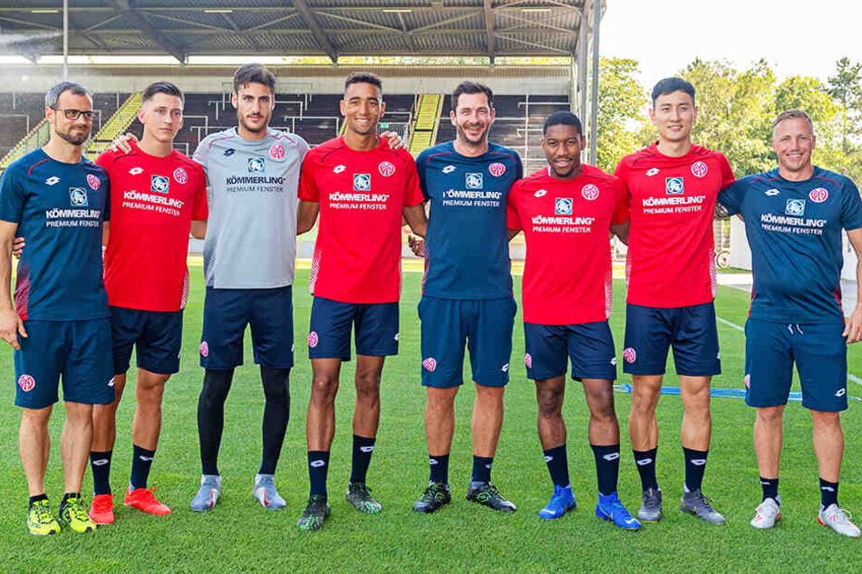 Der Großteil der Mainzer Neuzugänge auf einen Blick, v.l.: Sven Herzog (neuer Leiter Athletik), Jonathan Meier, Torwart Omer Hanin, Cyrill Akono, Trainer Sandro Schwarz, Ronaël Pierre-Gabriel, Ronael, Dong-Won Ji, Co-Trainer Michael Thurk.
