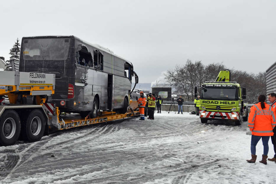 Der Bus wurde nach dem Unfall abgeschleppt.