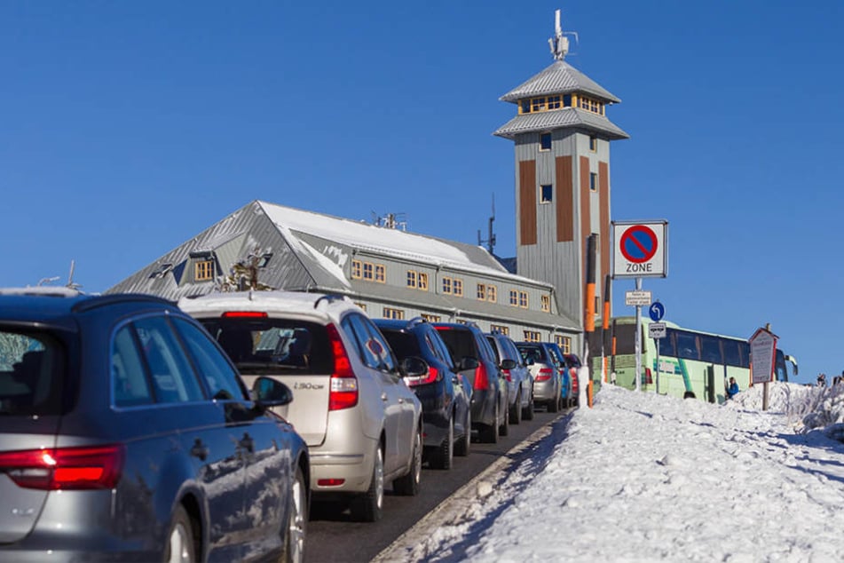 Viele Sachsen nutzten das Wetter zum Jahresende für einen Ausflug auf den Fichtelberg.