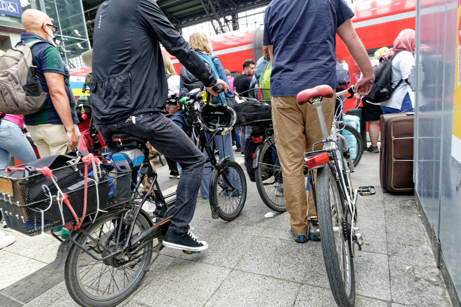 9-Euro-Ticket und Pfingstverkehr: Gedränge in Köln, kaum Platz für Fahrräder