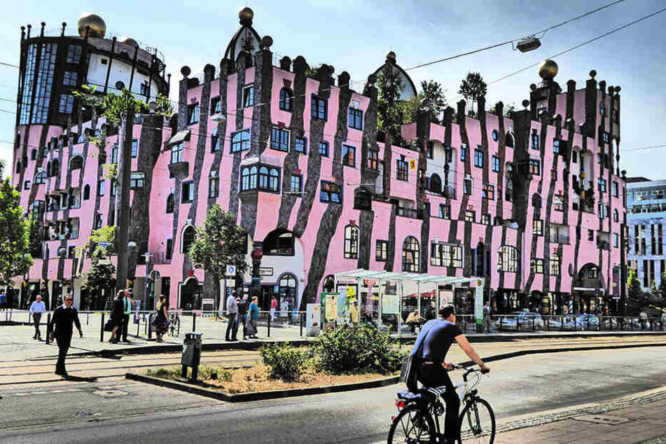 Der Architekt Friedensreich Hundertwasser baute in Magdeburg die Grüne Zitadelle. Das Gebäude wurde 2005 fertiggestellt.