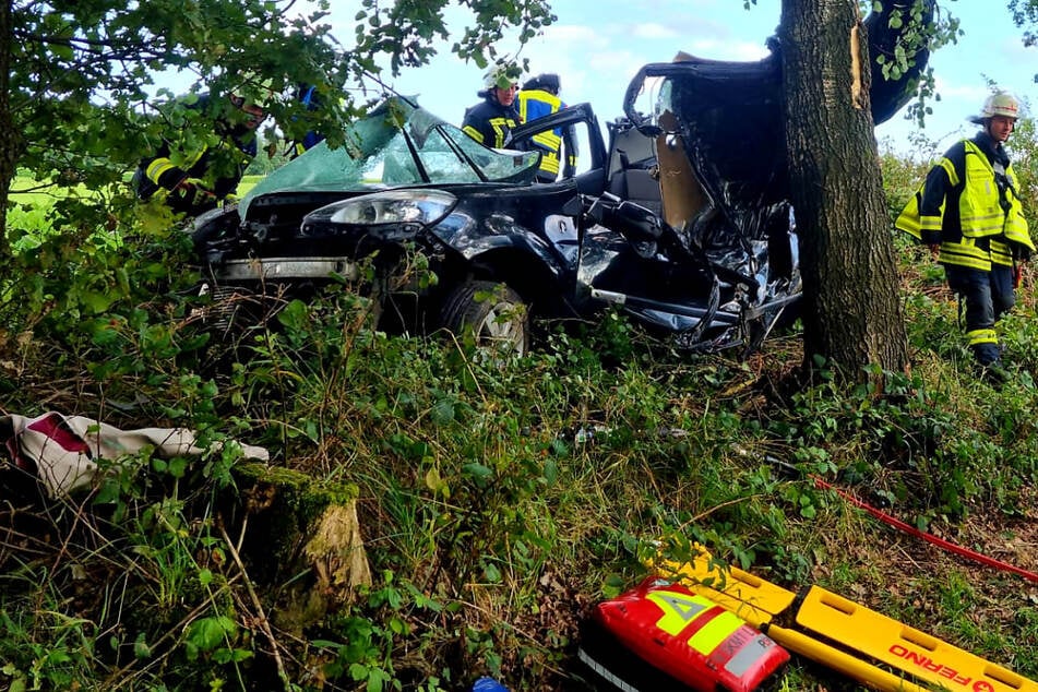 Der Fahrer war nach der Kollision mit einem Baum im Autowrack eingeklemmt.