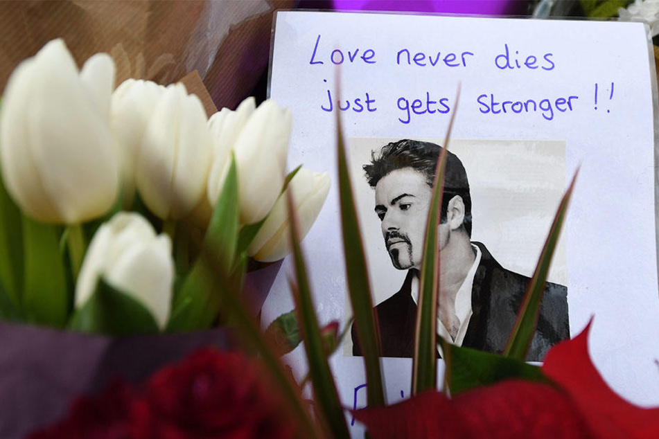 Blumen und eine Trauerbekundung, aufgenommen nach dem Tod des Sängers George Michael am 27.12.2016 in London.