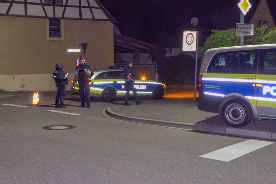 Die Polizei sperrte den Bereich in Stettfeld ab.