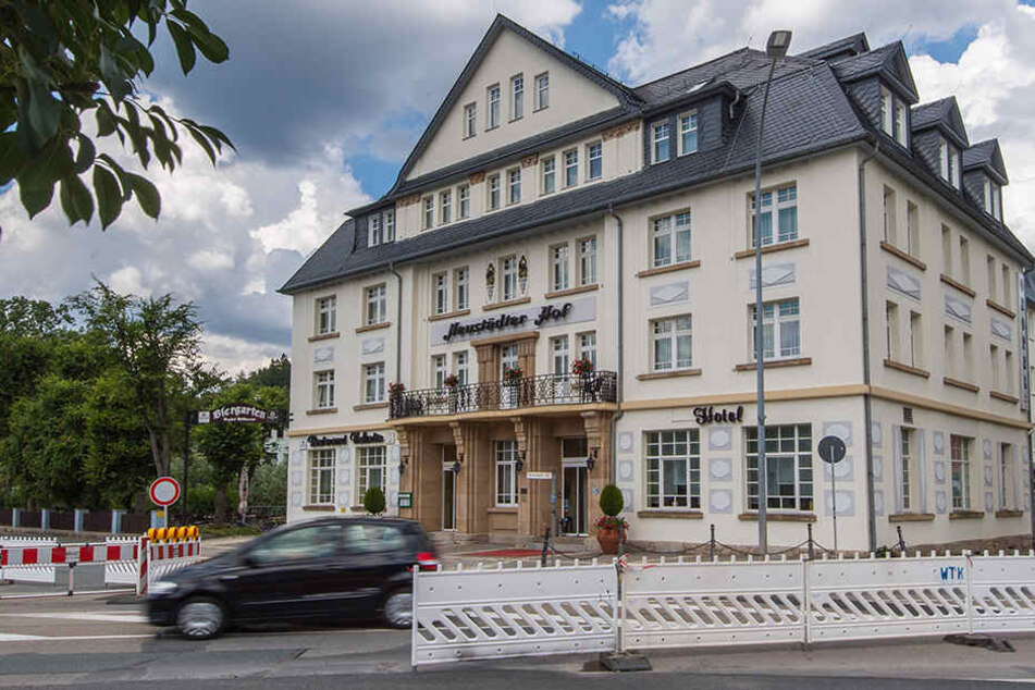 Den Angeklagten wird vorgeworfen dieses Hotel in Schwarzenberg überfallen zu haben.