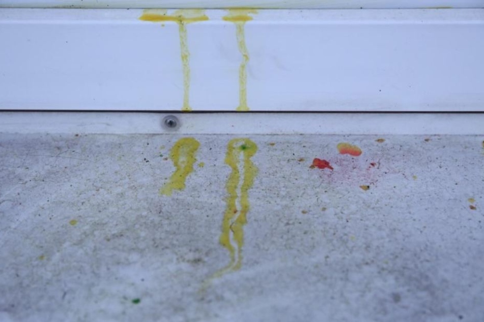 Auf Höhe der Fenster sind noch Farbspuren zu sehen.