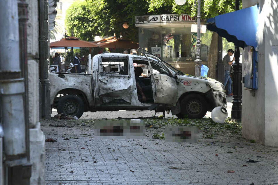 Blick auf ein zerstörtes Auto, nachdem eine Person einen Selbstmordanschlag verübt hat.