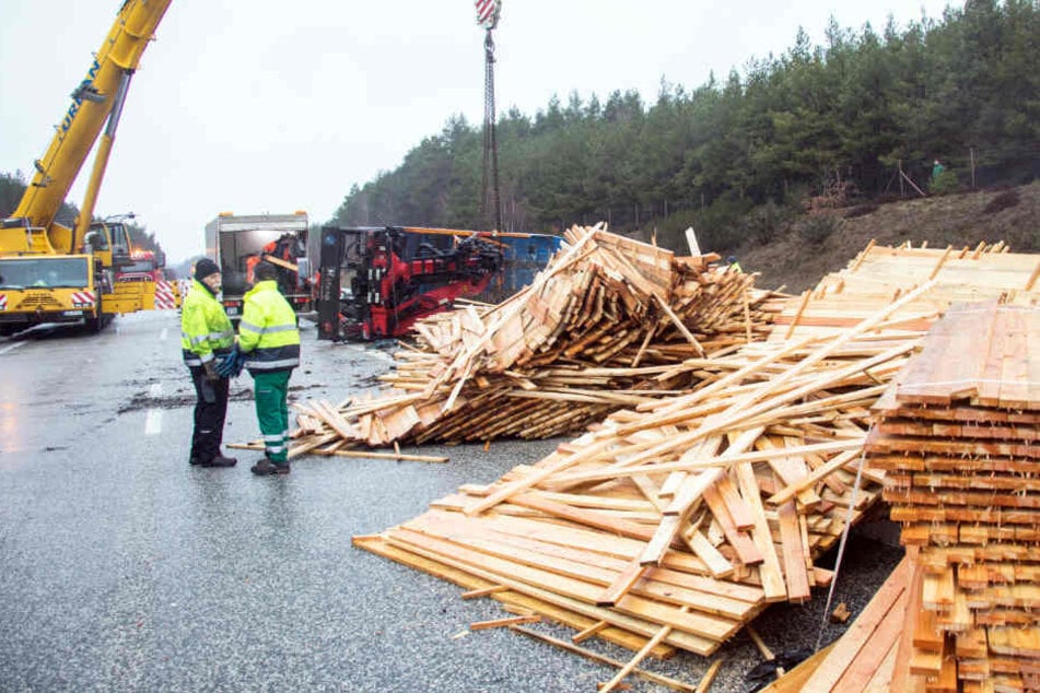 Der Lastwagen hatte 26 Kubikmeter Holz geladen, geriet ins Schleudern und kippte auf der A24 um.