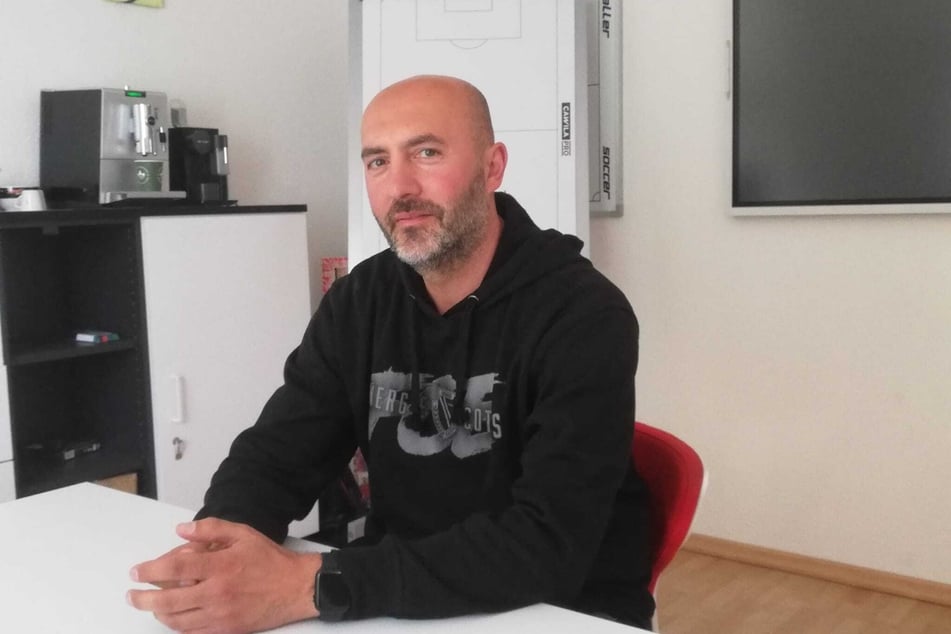 Wir treffen Maniyel Nergiz (42) dort, wo die Cottbuser Transferpläne geschmiedet werden: im Trainerbüro.