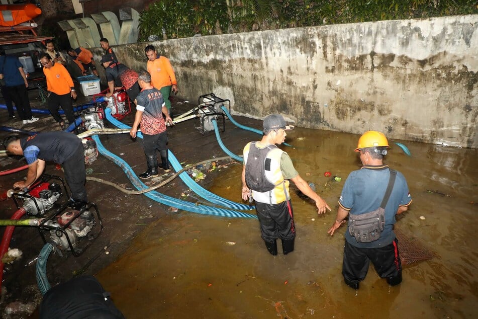 En Bali, intensas lluvias han provocado graves inundaciones. Los equipos de emergencia luchan contra las aguas.