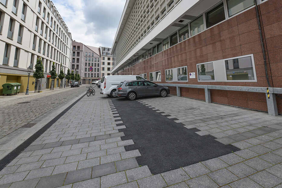 Hier wird einmal die Schleuse angebaut. Bis dahin bleibt das vorbereitete Fundament von Asphalt bedeckt.