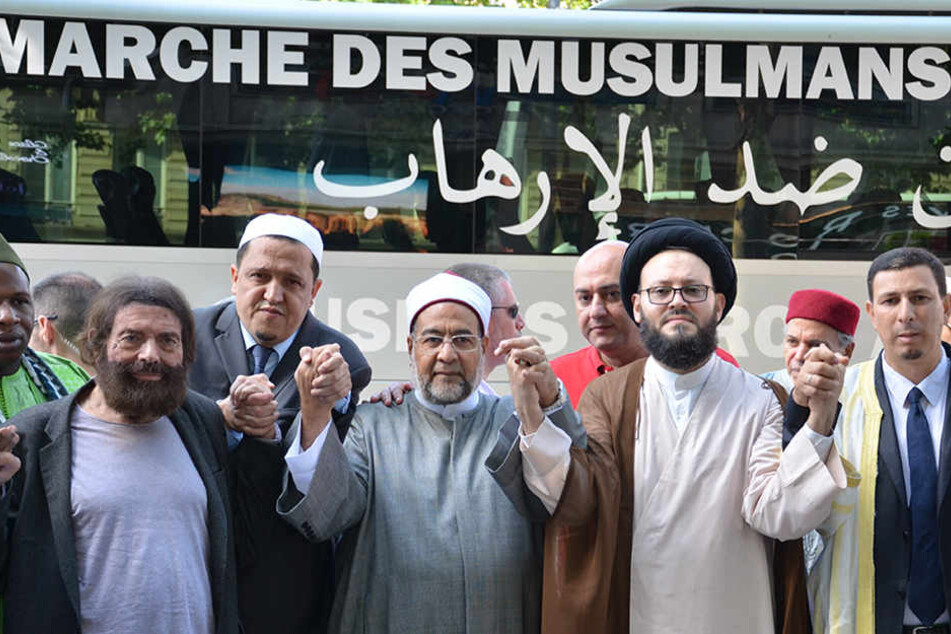 Imame beten auf dem Prachtboulevard Champs-Élysées in Paris.