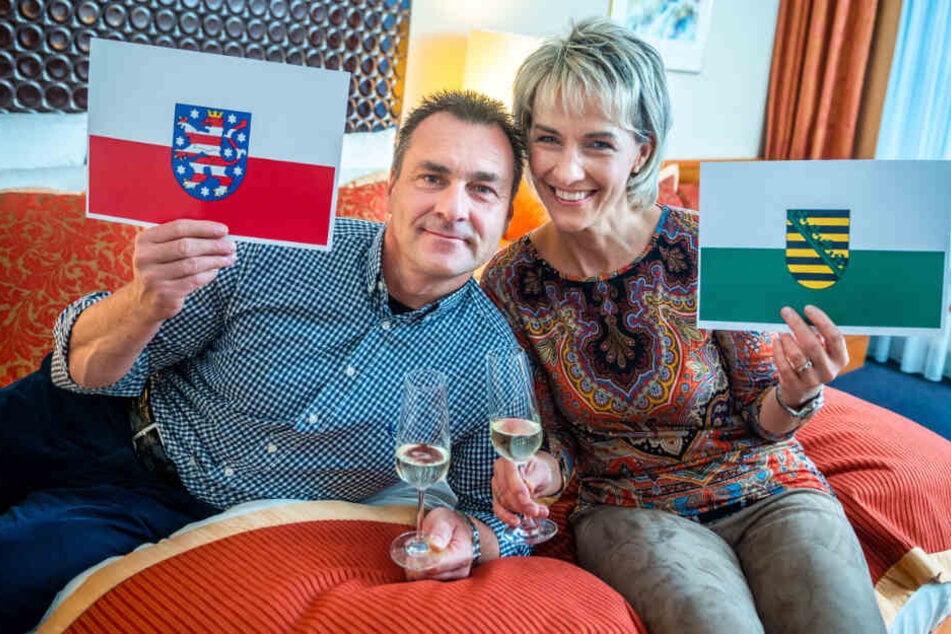 Hotelgast Ronald Becher (50) liegt im Bett auf Thüringer Gebiet, seine Frau Beate (53) befindet sich in Sachsen.