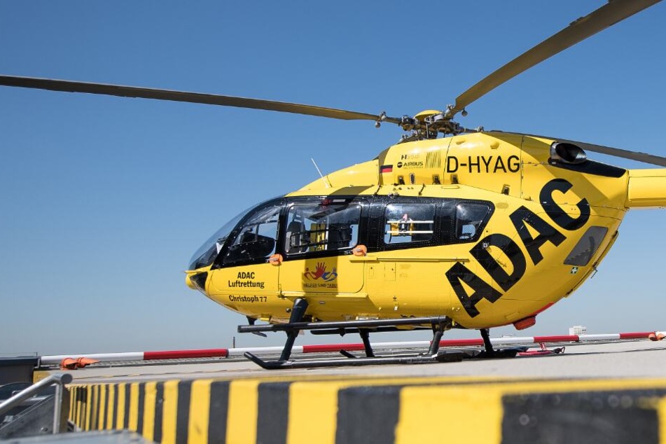 Mit einem Rettungshubschrauber musste der Schwerstverletzte ins Krankenhaus transportiert werden. (Symbolbild)