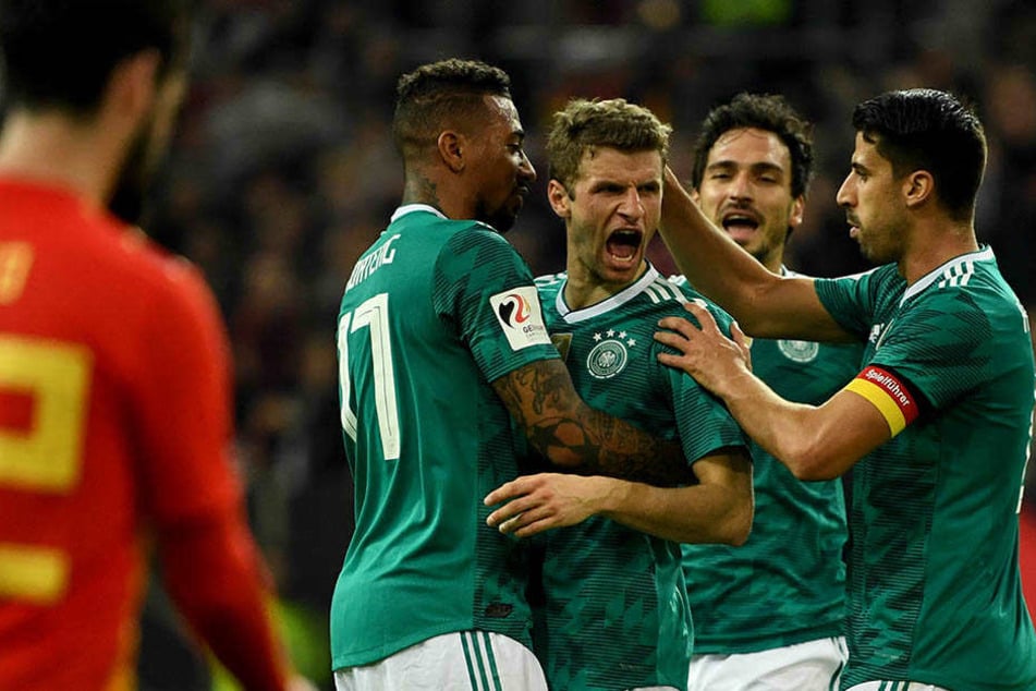 Von Jérome Boateng (l.) Mats Hummels (2. v.r.) und Sami Khedira (r.) wird Thomas Müller beglückwünscht.