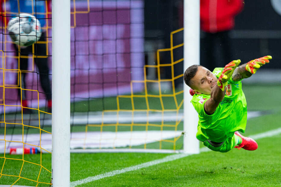 Gikiewicz fliegt vergebens: Reus verwandelt den Elfmeter zum 3:0.