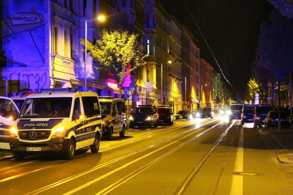 Auch drei Polizeifahrzeuge wurden beschädigt.