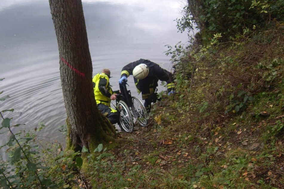 Als die Feuerwehr eintraf, hatten beherzte Passanten die Omi schon aus dem Wasser gefischt.