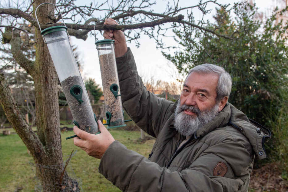 Ulrich Schuster (70) befüllt die Vogelfutterspender in seinem Garten. Auch der Ornithologe beteiligt sich an der großen Vogelzählung. Die geht jetzt sogar per App.