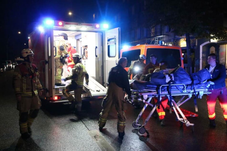Die Feuerwehr brachte den stark blutendenen Mann in ein Krankenhaus.