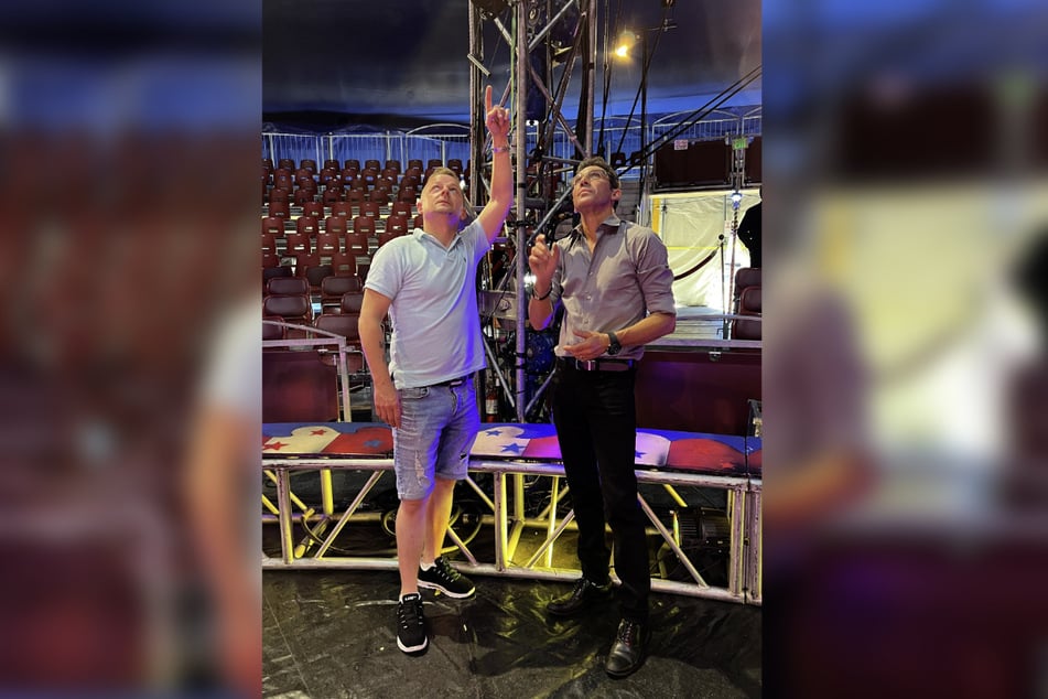 Managenmeister Sascha Köllner (44, l.) bespricht mit Nelson Quiroga (54) im Zirkus Vargas in Los Angeles die Details für das Equipment in der Höhe.