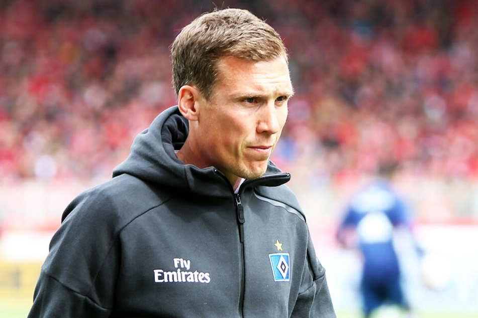 HSV-Coach Hannes Wolf steht mit seiner Mannschaft im Saisonendspurt gehörig unter Druck! Denn die Hamburger rutschten erstmals seit dem 10. Spieltag (!) auf einen Nicht-Aufstiegsplatz ab.